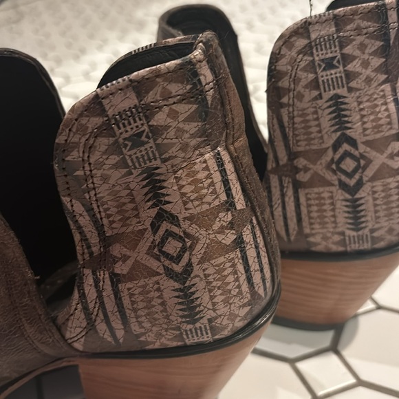 Ariat x Pendleton brown western bootie Aztec print on back
US size 8.5 - Picture 5 of 5